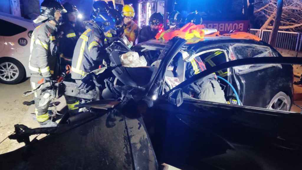 Los Bomberos de Barcelona han tenido que rescatar a los tres ocupantes, dos en estado crítico, en un accidente de tráfico / @BCN_Bombers