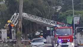 Los bomberos retiran un árbol tumbado por el vendaval en Castelldefels, Barcelona / BOMBERS