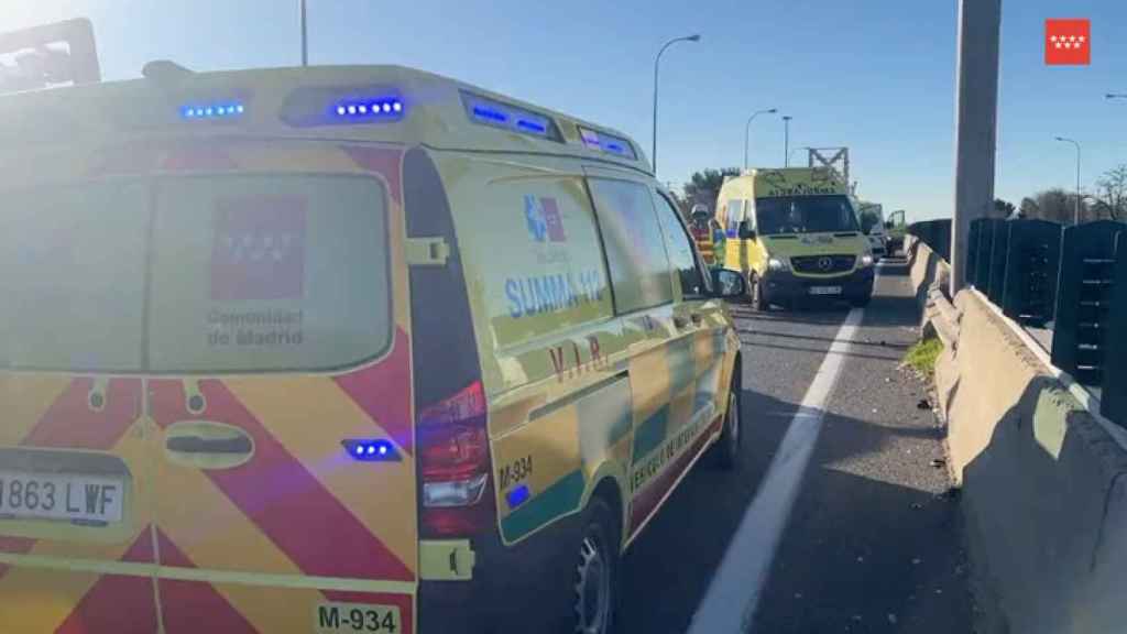 Accidente en la carretera A-4, en la que un conductor ha sufrido heridas de gravedad tras estrellarse contra el muro central / SUMMA