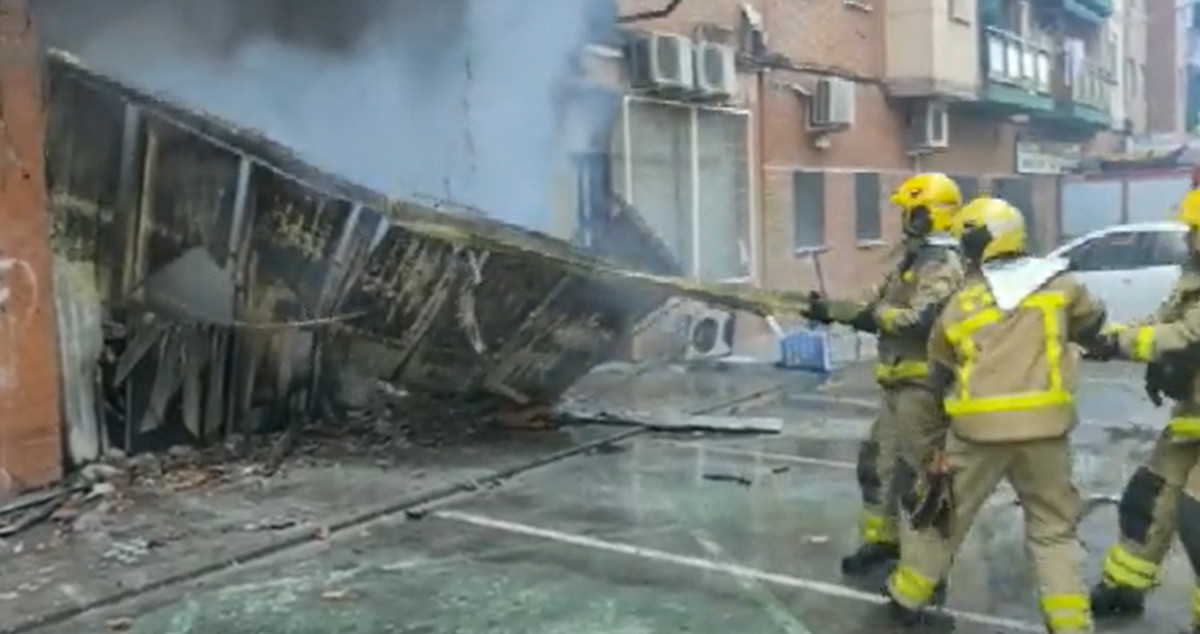 Incendio en un local okupado en Sant Adrià que obliga a los ancianos de la residencia cercana a pasar la noche fuera / BOMBERS