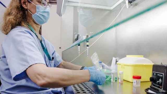 Una enfermera sostiene una de las pruebas de análisis para la viruela del mono / EP