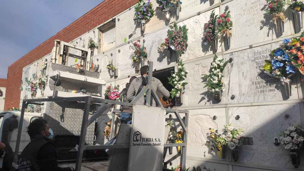 Momento de la retirada del ataúd en el Cementerio de Sabadell / EUROPA PRESS