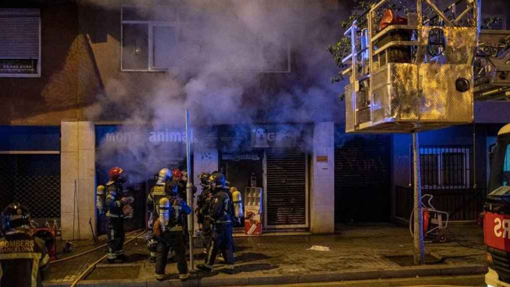 Los bomberos intervienen en el incendio en una tienda de animales de Sants / EP