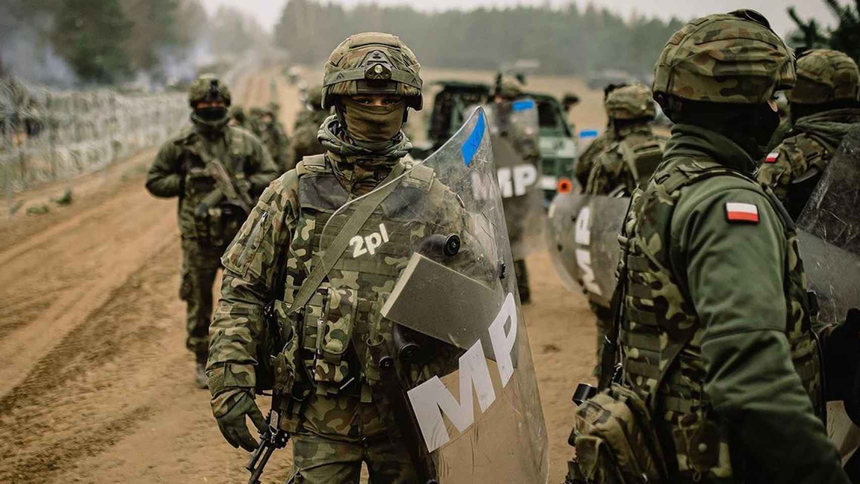 Militares polacos en la frontera entre Polonia y Bielorrusia donde será levantado el muro / EFE - EPA - IREK DOROZANSKI