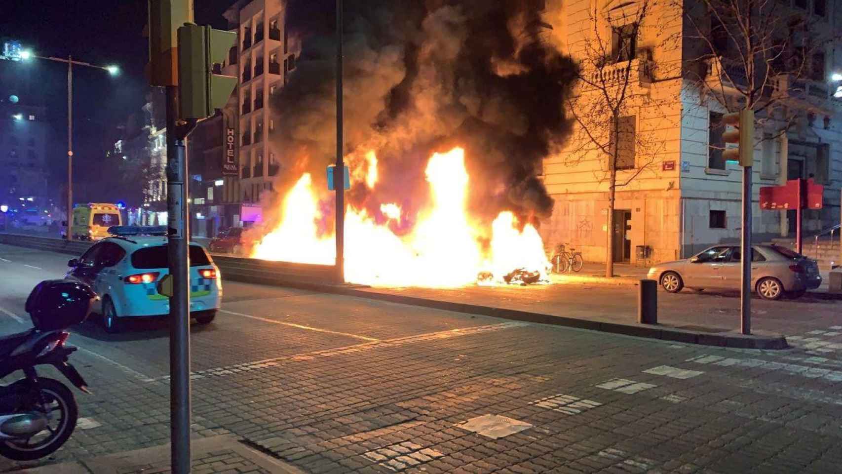 Quema de contenedores durante los disturbios en Lleida por el encarcelamiento del rapero Pablo Hasel / EP