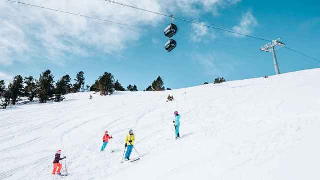 Varias personas bajan una de las pistas de la estación de esquí de Grandvalira / EP
