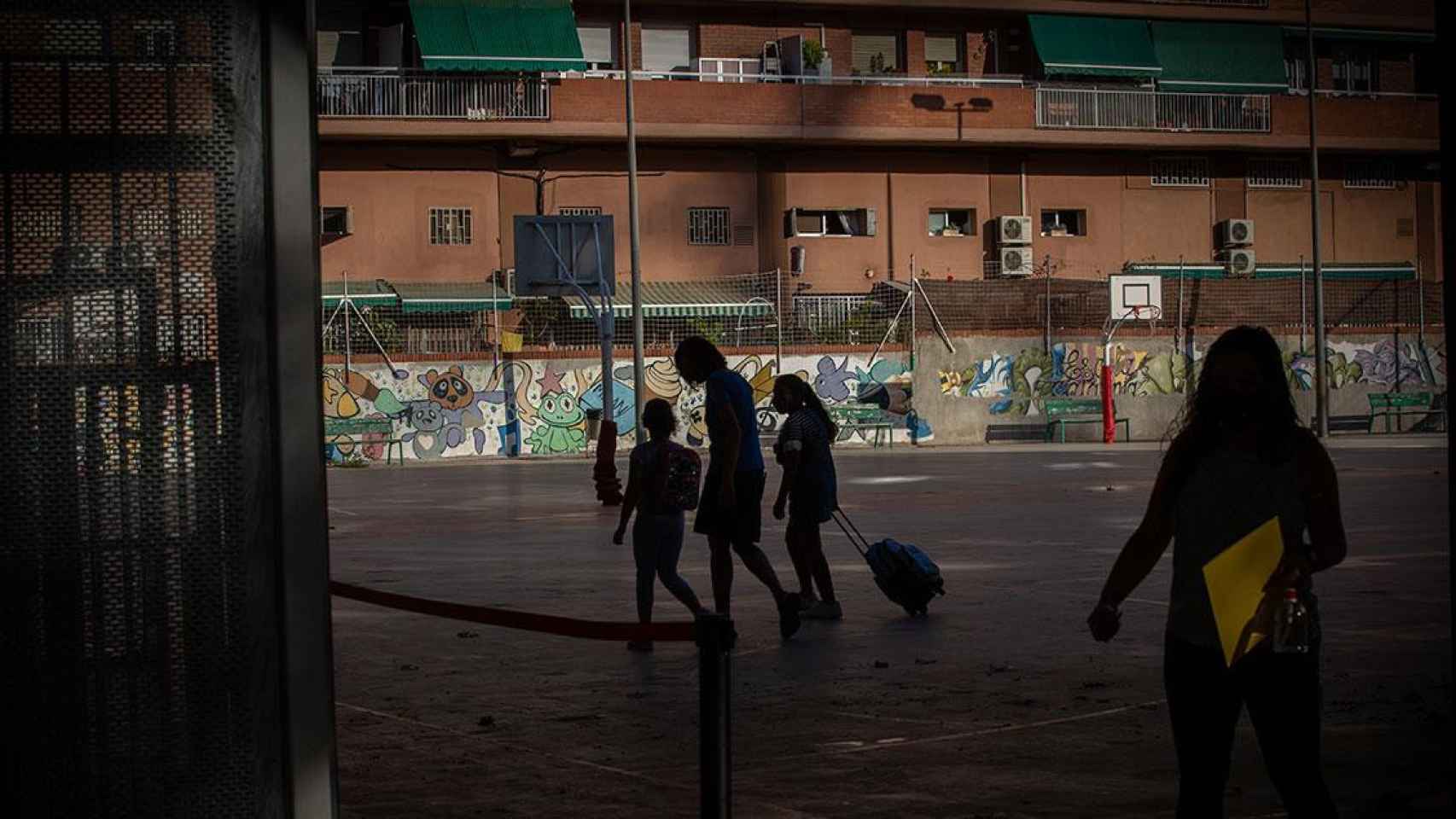 Alumnos y familiares este curso en un colegio de Barcelona, donde los confinamientos escolares afectan hoy a un 12% de los centros / EUROPA PRESS