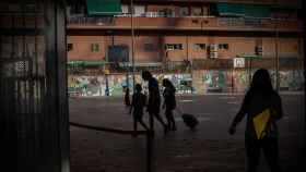 Alumnos y familiares este curso en un colegio de Barcelona, donde los confinamientos escolares afectan hoy a un 12% de los centros / EUROPA PRESS