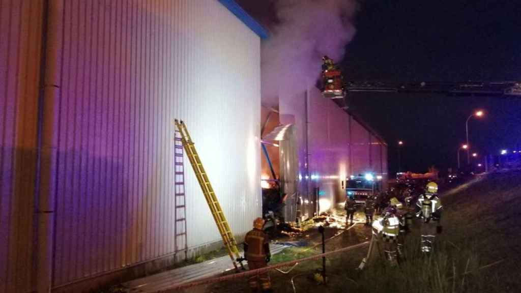 Incendio en la fábrica de botellas Castellar Vidrio-Vidrala, en Castellar del Vallès / BOMBERS