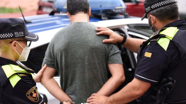 Agentes de la Urbana con el ciclista detenido por transportar marihuana / URBANA