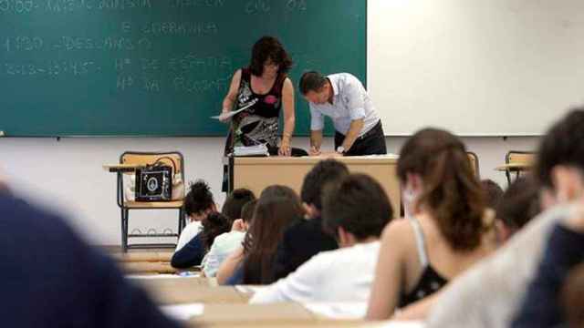 Alumnos durante una clase de religión / EFE