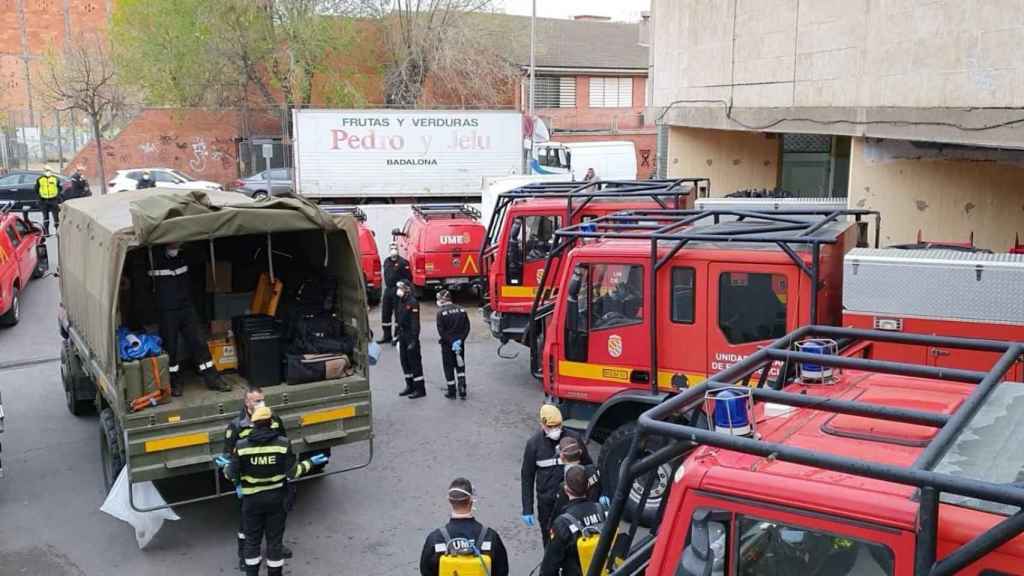 Unidades de la UME del Ejército realizan tareas de limpieza y desinfección en Badalona por la epidemia de coronavirus / EUROPA PRESS