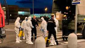 Soldados de la UME en tareas de desinfección de las instalaciones del aeropuerto de El Prat / CG