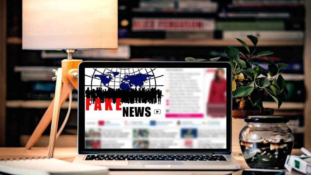 Un ordenador con bulos o 'fake news' / PIXABAY