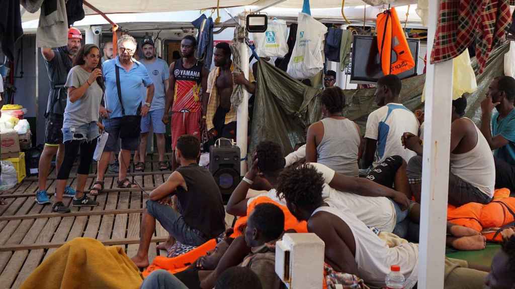 El alcalde de la ciudad italiana de Lampedusa, Salvatore Martello (3i), durante la visita al Open Arms / EFE