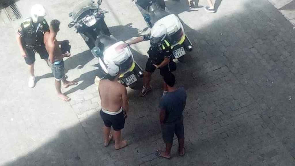 Control policial contra ladrones al hurto en el barrio de Barceloneta la pasada semana / CG