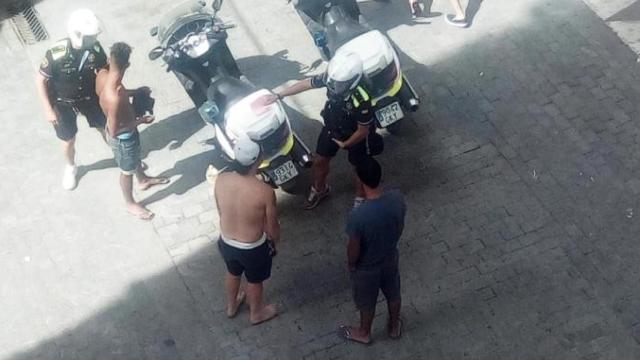 Control policial contra ladrones al hurto en el barrio de Barceloneta la pasada semana / CG