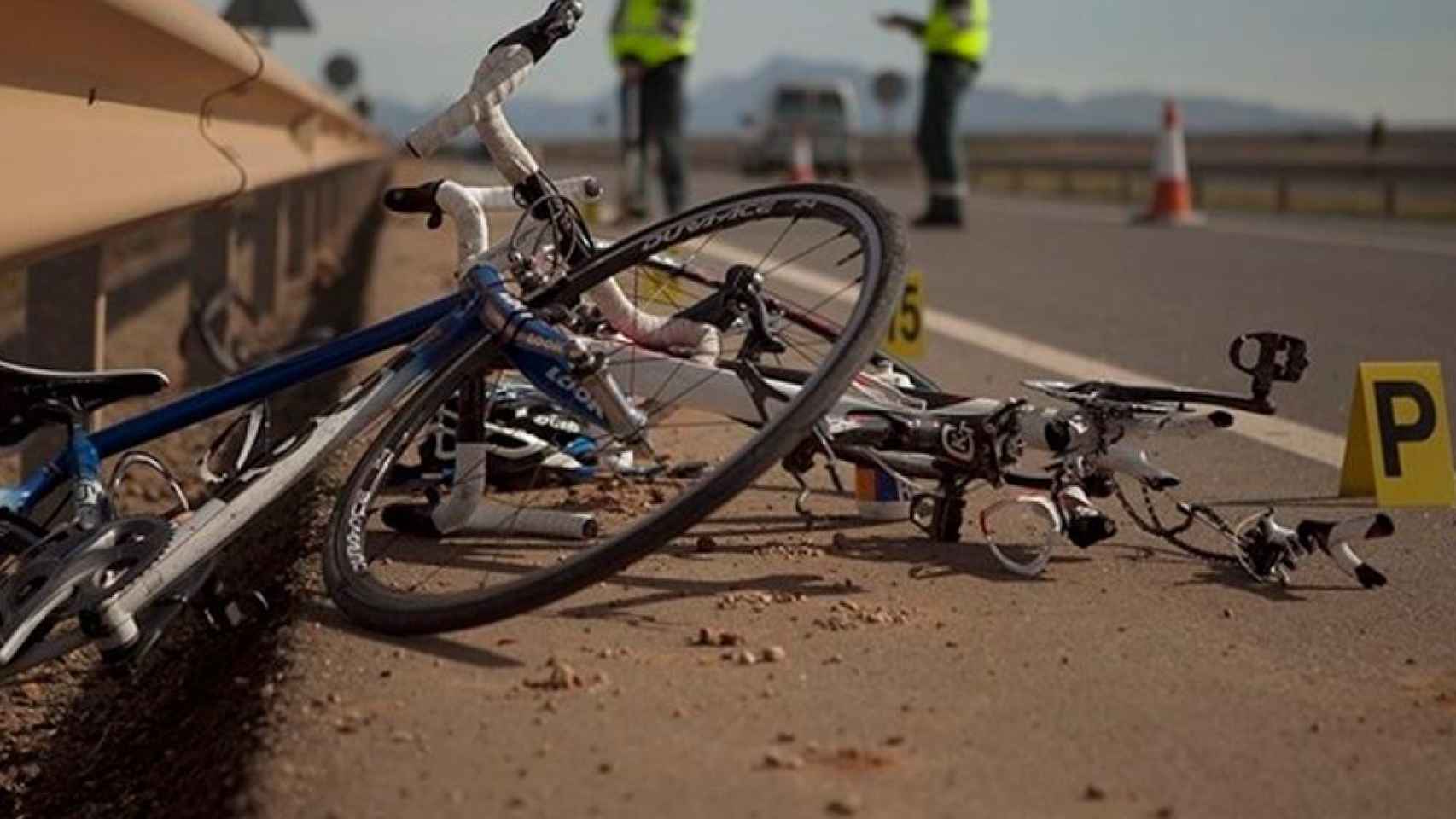 Una bicicleta destrozada tras el accidente de un ciclista en la carretera / ARCHIVO