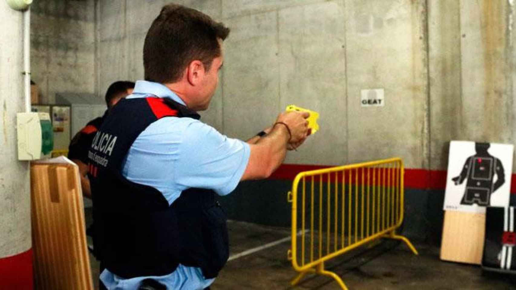 Un agente de los Mossos d'Esquadra con una pistola Taser como la que usaron en el Parc Taulí / CG