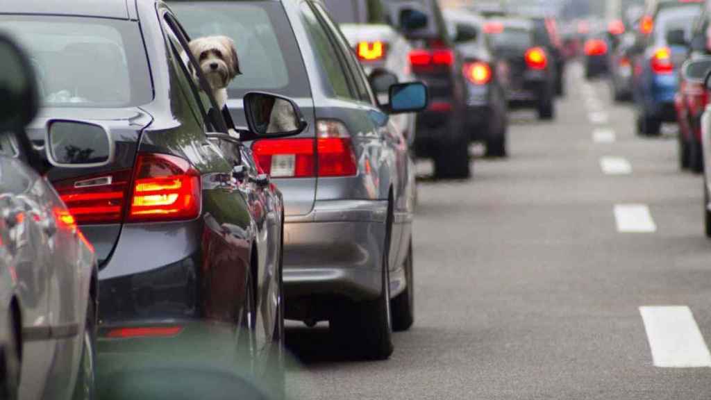 Coches conduciendo a baja velocidad por una ciudad / EUROPA PRESS