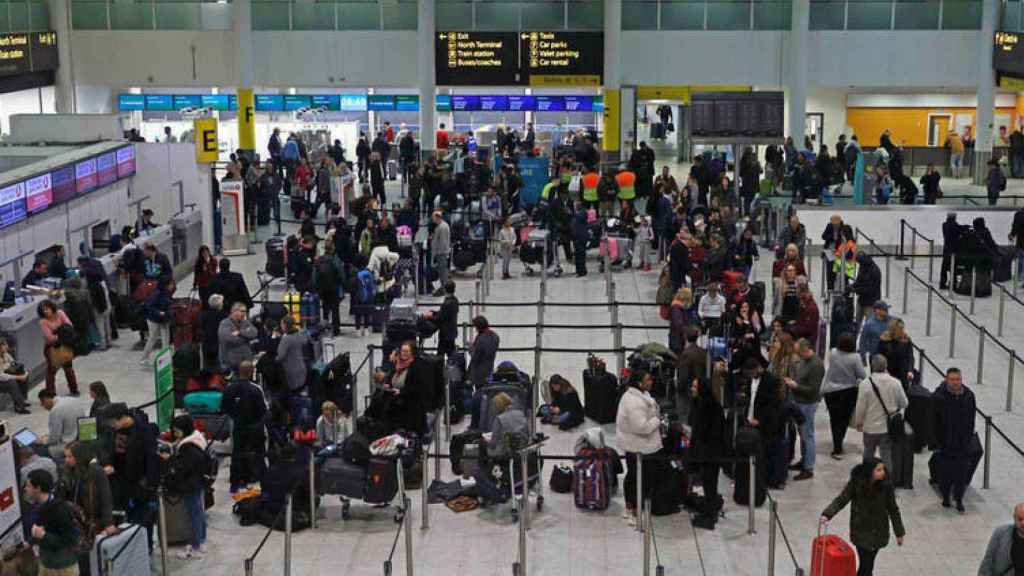 Una imagen del colapso en el aeropuerto de Londres-Gatwick / EFE