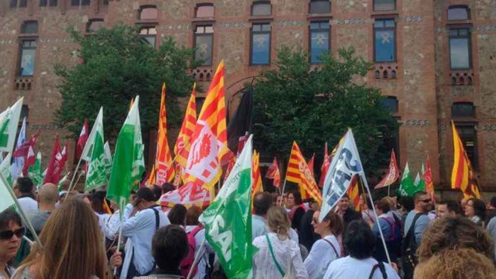 Los médicos catalanes, que irán a la huelga, en una concentración ante la Consejería catalana de Salud / CG