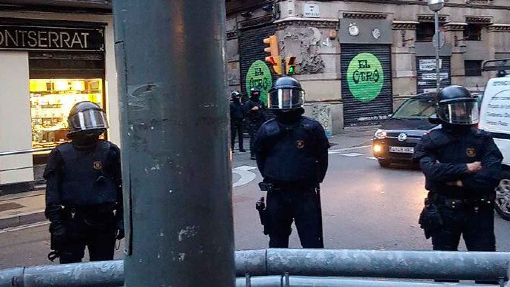 Agentes de los Mossos d'Esquadra cerca de la casa okupa Ca La Trava de Barcelona, que han desalojado hoy / CG