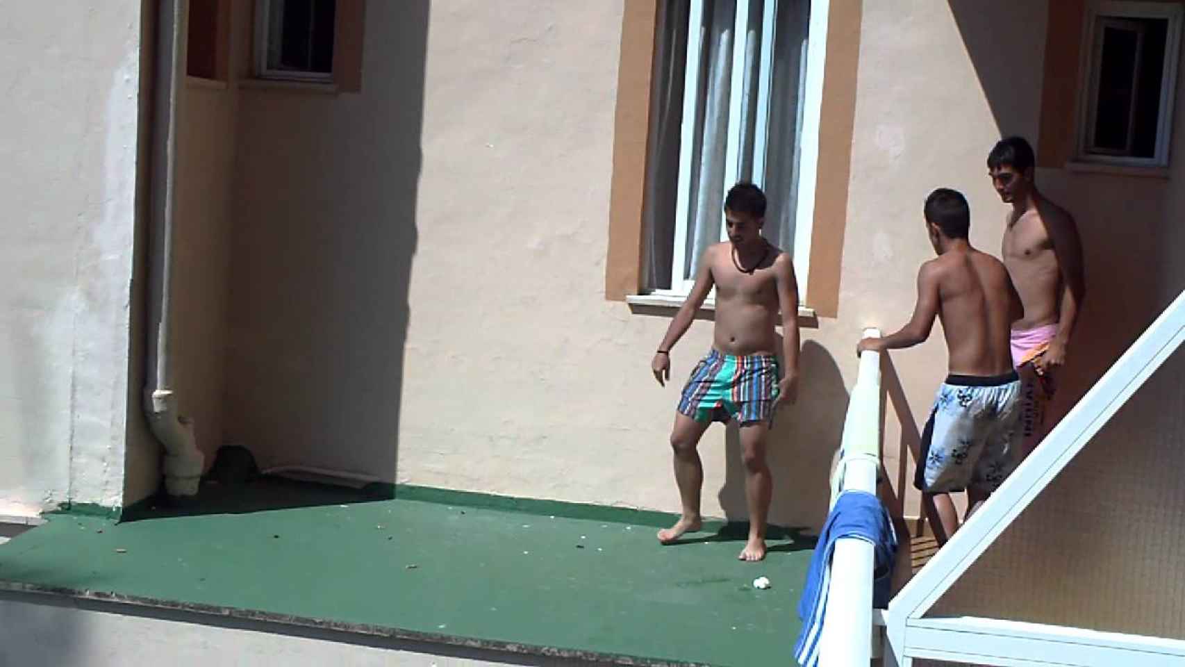 Tres jóvenes se arrojan a la piscina de su hotel desde el balcón de su habitación en Mallorca