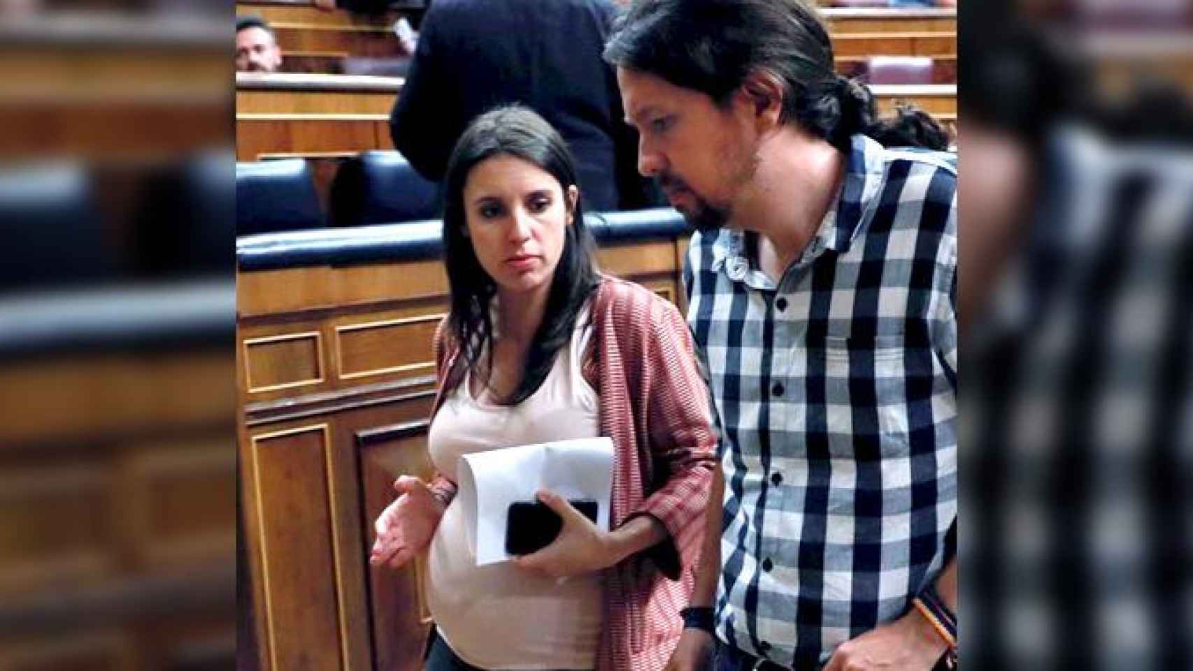 Pablo Iglesias con Irene Montero en el Congreso / EFE