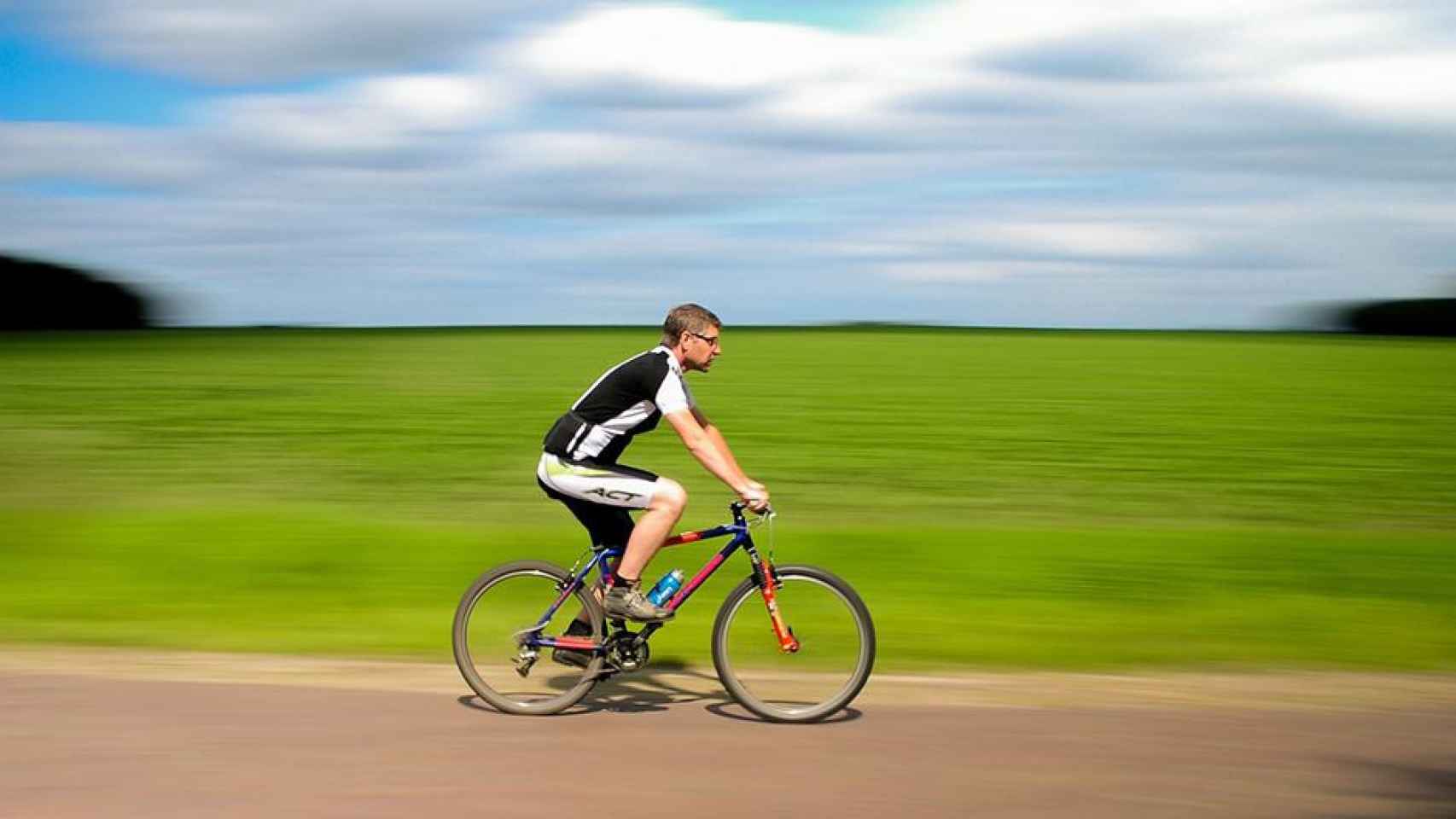 Un hombre en plena ruta en bicibleta en Cataluña, en una imagen de archivo / PIXABAY