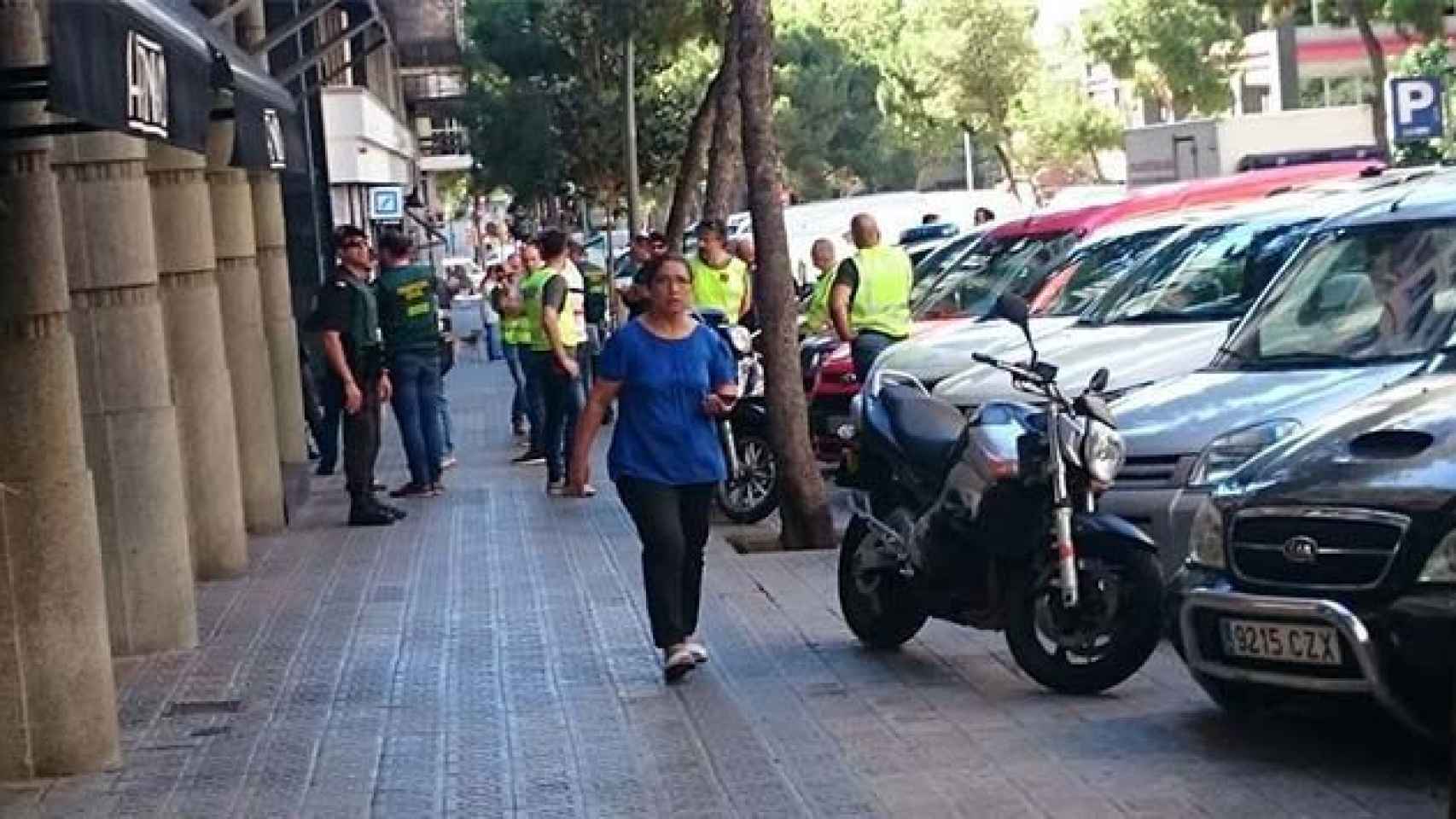 Imagen de uno de los registros de la Guardia Civil realizados en Barcelona por la operación Camorra / CG