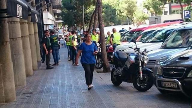 Imagen de uno de los registros de la Guardia Civil realizados en Barcelona por la operación Camorra / CG