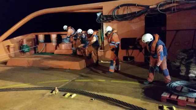 Operarios en el barco 'Clara Campoamor' de Salvamento Marítimo, que ha coordinado las tareas de búsqueda de los cadáveres de los marineros / SALVAMENTO MARÍTIMO