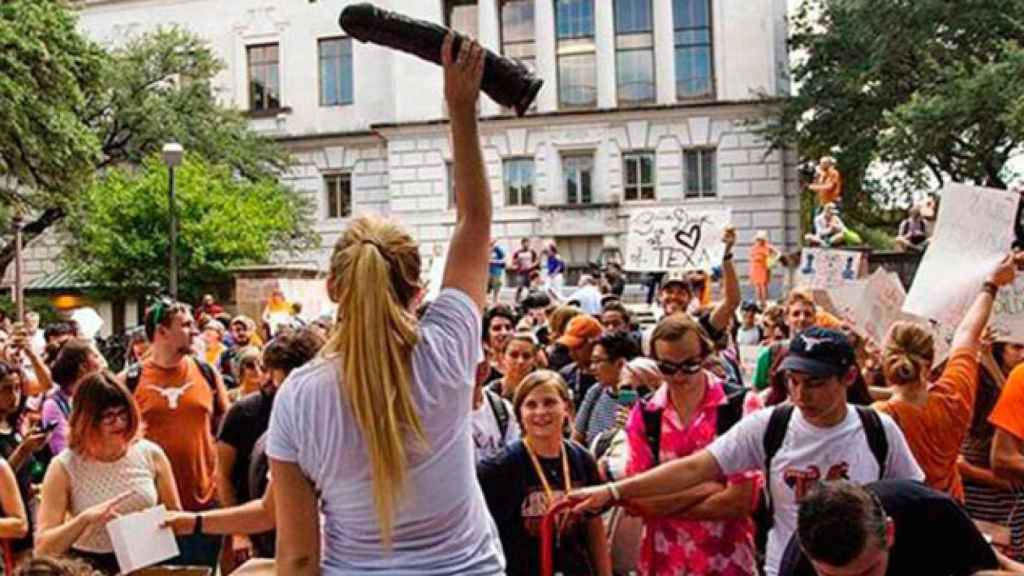 Alumnos de la Universidad de Texas en Austin protestan con juguetes sexuales contra una nueva ley que permite llevar armas en el campus. / CG