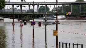 El río Sena desbordado a su paso por París.