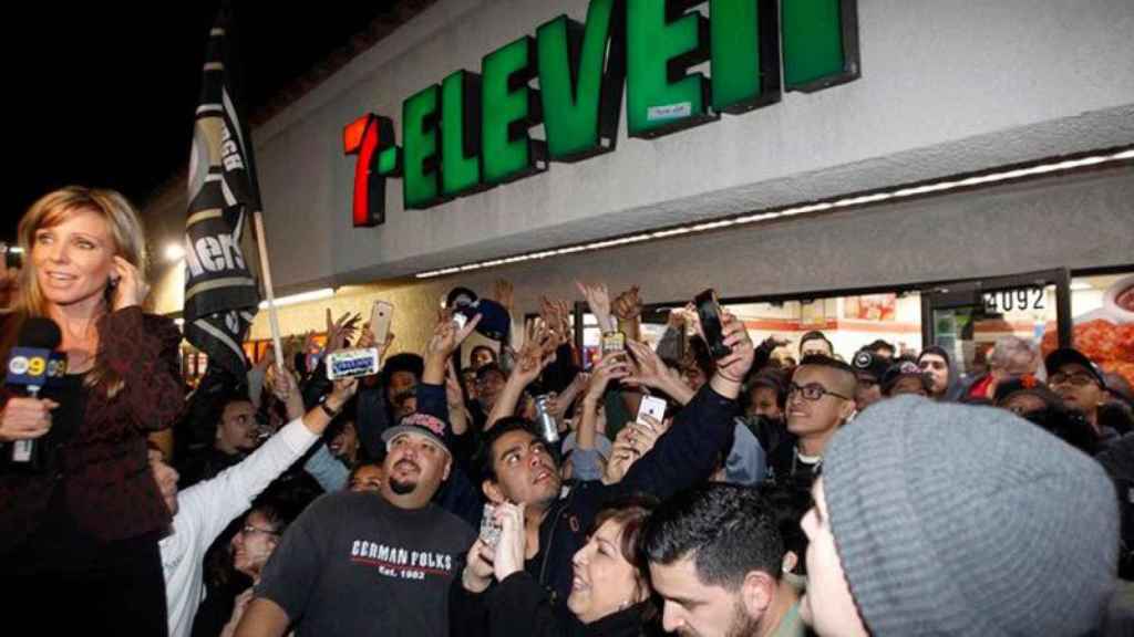 Aglomeración en torno al establecimiento de 7-Eleven en California donde se despachó uno de los tres boletos ganadores.