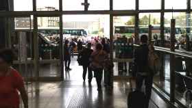 Colas en la terminal de autobuses de Sants (Barcelona) ante el colapso del Ave en Cataluña.