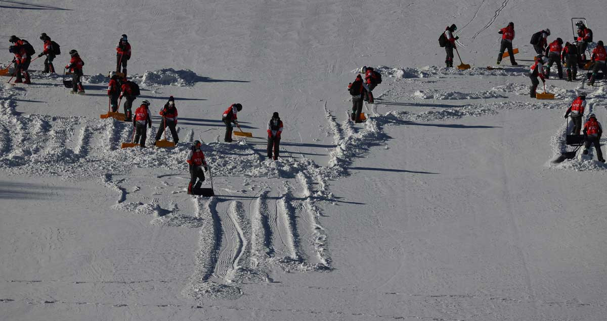 Varios operarios preparan las pistas de esquí para los JJOO de invierno / EFE