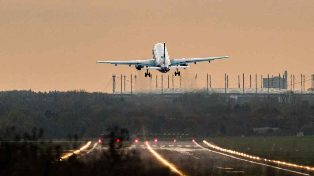 La justicia europea considerará cancelado un vuelo adelantado más de una hora. Un avión despega del aeropuerto de Hamburgo (Alemania) /  Daniel Reinhardt - dpa - EUROPA PRESS