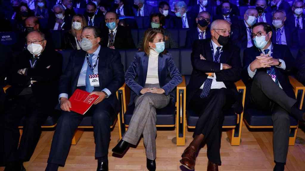 La ministra de Transportes, Raquel Sánchez (c) junto al presidente de la Asociación valenciana de empresarios (AVE), Vicente Boluda (2i); y el presidente de la CEOE, Antonio Garamendi (d), entre otros, asisten al acto empresarial por el corredor mediterrá