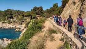 Un grupo de visitantes en un sendero de la costa de Lloret de Mar / LLORET TURISMO