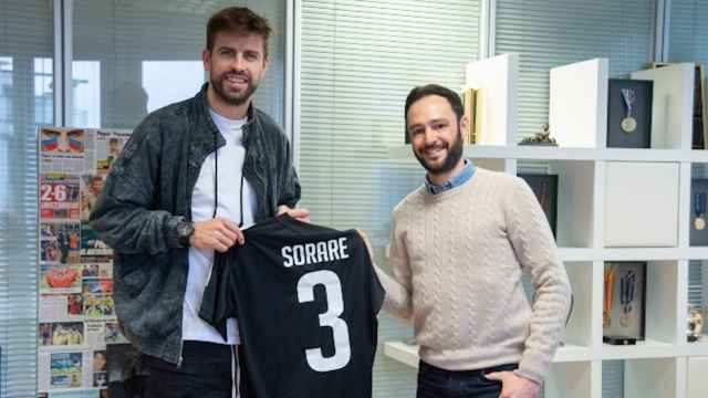 El jugador del FC Barcelona, Gerard Piqué, y el CEO de Sorare, Nicolas Julia