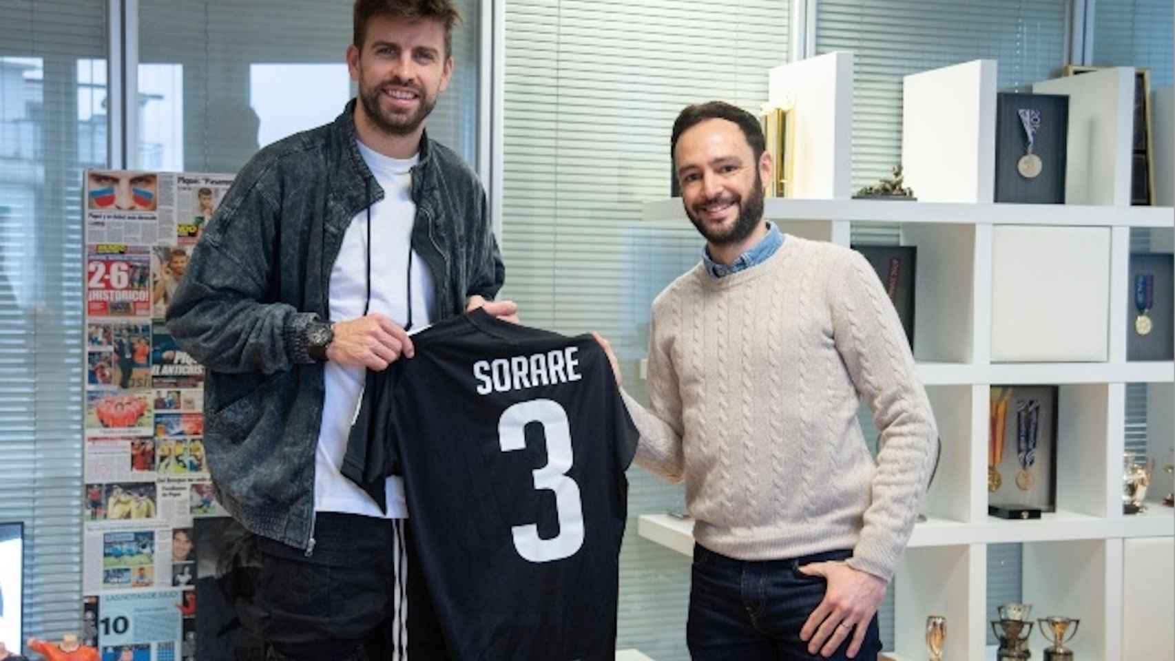 El jugador del FC Barcelona, Gerard Piqué, y el CEO de Sorare, Nicolas Julia