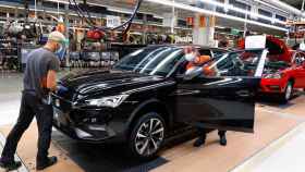 Dos operarios revisando uno de los coches ensamblados en la fábrica Seat de Martorell (Barcelona) / SEAT