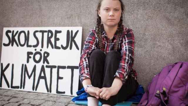 Greta Thunberg, ante el Parlamento sueco con su famosa pancarta: ''Huelga escolar por el clima'' / GT