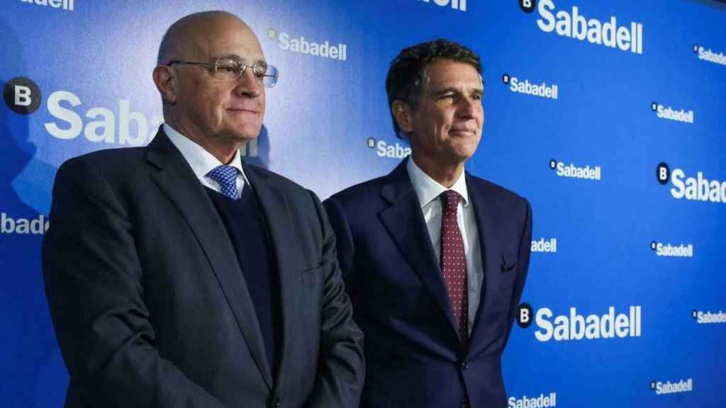 El presidente de Banco Sabadell, Josep Oliu (i), junto al consejero delegado de la entidad, Jaume Guardiola (d) / EFE