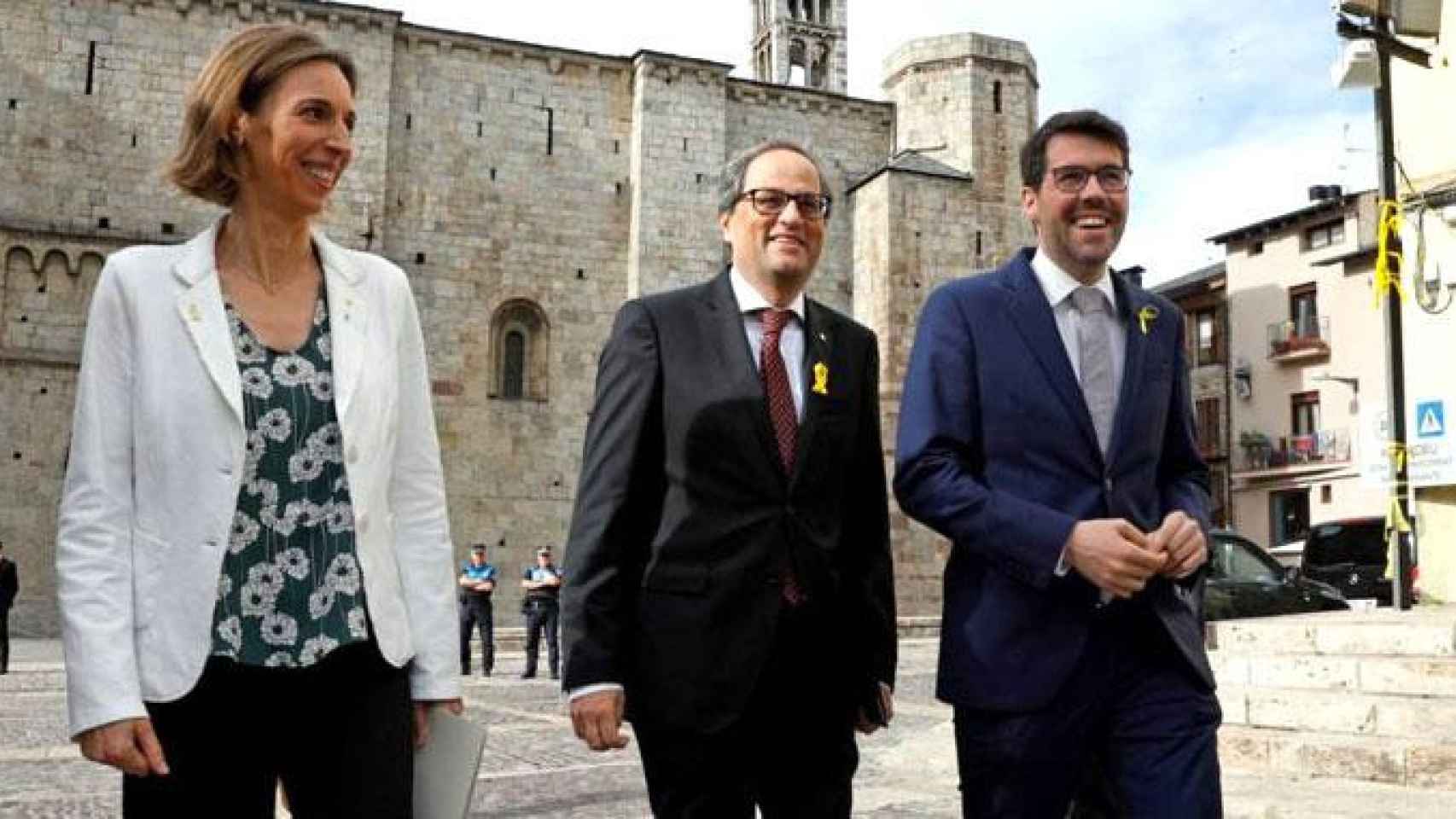 La consejera de Empresa y Conocimiento, Àngels Chacón (i), la encargada de las elecciones a las cámaras de comercio, junto al president Quim Torra (c) / EFE