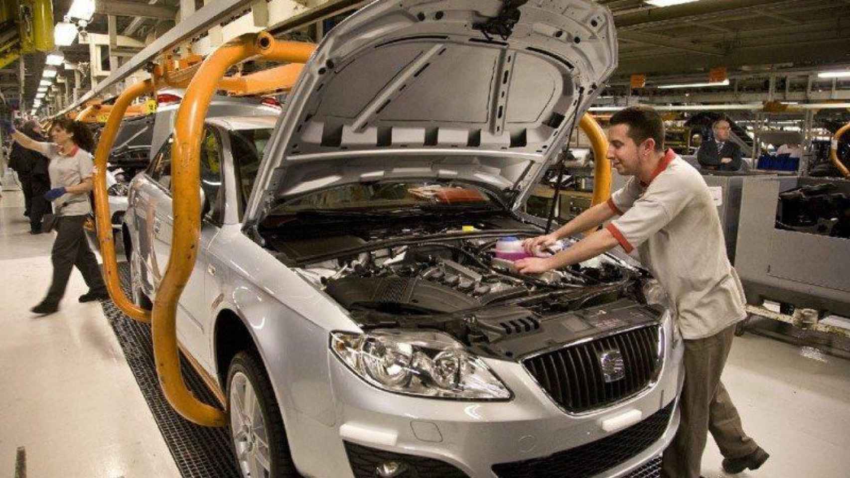 Un trabajador de Seat en la fábrica de Martorell / EFE