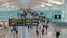 Interior de la Terminal 1 del Aeropuerto de Barcelona El Prat / EFE