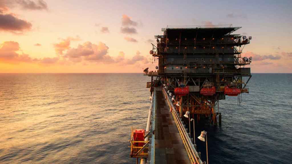 Atardecer desde una plataforma de extracción de petróleo, uno de los recursos naturales más importantes / CG